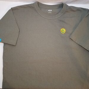 Uniqlo Men's T-Shirt with Smiley Patch - Gray